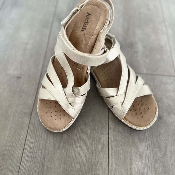 Judith REID Metallic Gold Strappy Sandals Comfort Metallic Golden sz 9 Hook Loop - Picture 14 of 16